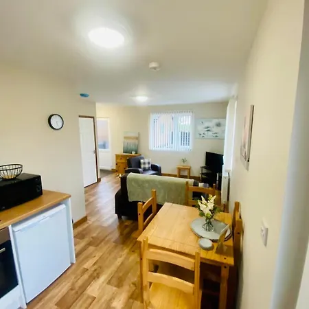 Lilly With Hot Tub 펜션 *